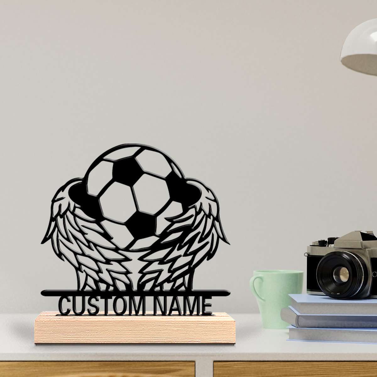 Art Craft Gifts - ของตกแต่งโลหะรูปปีกฟุตบอลพร้อมข้อความสั่งทำพิเศษ ฐานไม้ สำหรับเป็นของขวัญเด็ก 1 ชิ้น